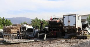 Denizli'de yediemin otoparkında çıkan yangında 9 araç zarar gördü