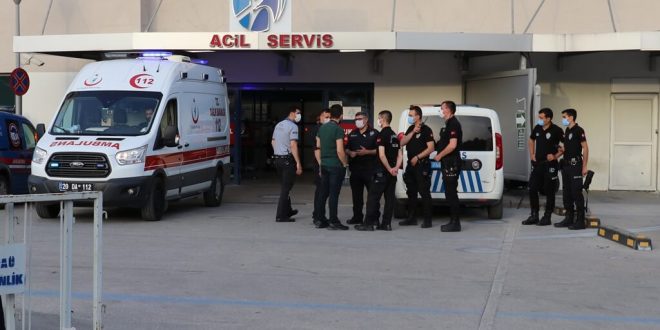 Denizli'nin Çivril ilçesinde iki grup arasında çıkan kavgada 1 kişi öldü, 3 kişi yaralandı