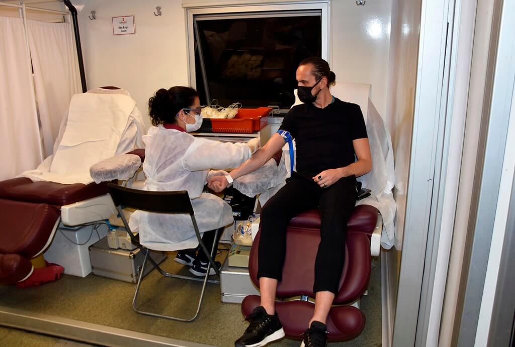 Eski milli Futbolcu Tuncay Şanlı, Türk Kızılay'ın kan bağışı kampanyasına destek verdi