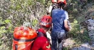 Fethiye'de kayalıklarda mahsur kalan 2 kişi kurtarıldı