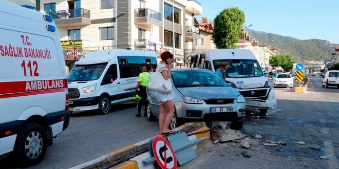 Fethiye'de otomobil ile minibüs çarpıştı bilanço 7 yaralı