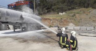 Fethiye'de zift tankında çıkan yangın söndürüldü.