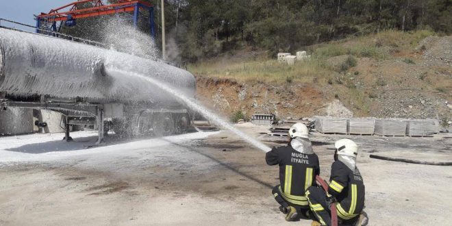 Fethiye'de zift tankında çıkan yangın söndürüldü.