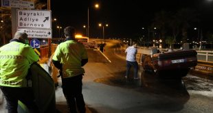 İzmir Bayraklı ilçesinde kontrolden çıkan otomobil takla attı 1 yaralı