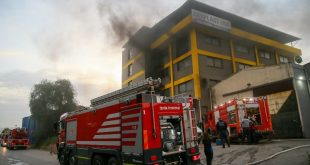 İzmir Bornova'da plastik fabrikasında çıkan yangın söndürüldü.