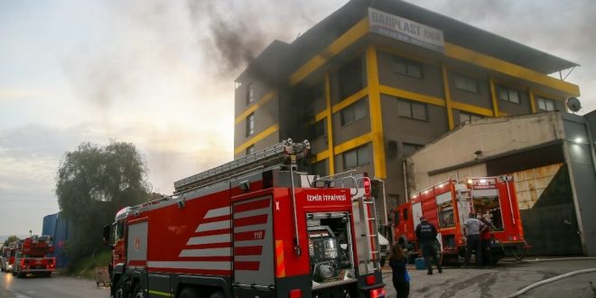 İzmir Bornova'da plastik fabrikasında çıkan yangın söndürüldü.