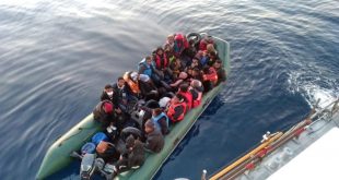 İzmir Dikili'de Lastik botlarının arızalanmasıyla denizin ortasında kalan 28 düzensiz göçmen kurtarıldı