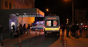 İzmir Dikili'de motosiklet kaldırımdaki yayaya çarptı bilanço 3 yaralı