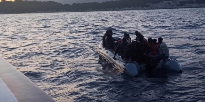 İzmir ilçelerinde toplamda deniz açıklarında 71 sığınmacı kurtarıldı