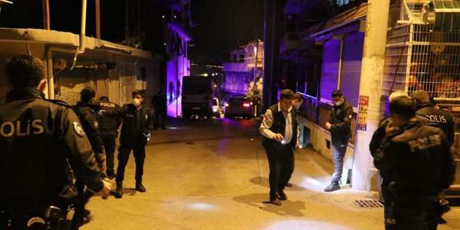 İzmir Karabağlar ilçesinde silahlı kavga 1 ölü 1 yaralı