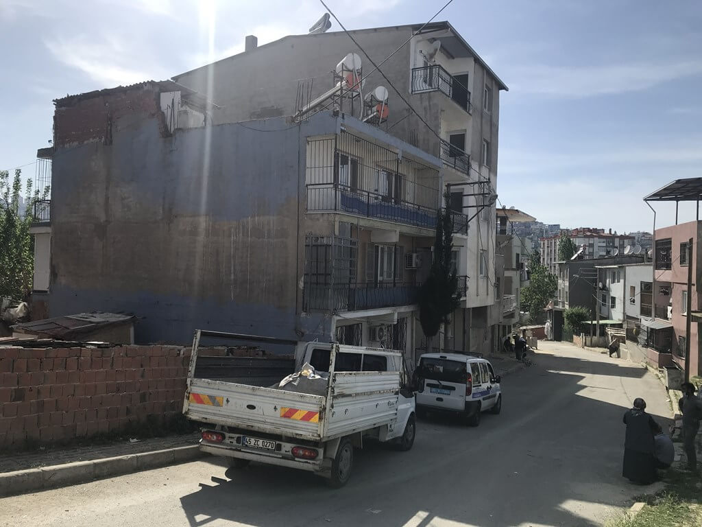 İzmir Karabağlar'da 4. kattaki çocuk kamyonetin kasasına düştü