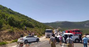 İzmir Karaburun'da kamyonetle otomobil çarpıştı 1 ölü 3 yaralı