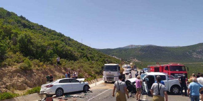 İzmir Karaburun'da kamyonetle otomobil çarpıştı 1 ölü 3 yaralı