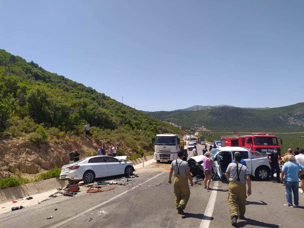 İzmir Karaburun'da kamyonetle otomobil çarpıştı 1 ölü 3 yaralı