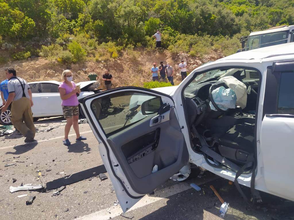 İzmir Karaburun'da kamyonetle otomobil çarpıştı 1 ölü 3 yaralı