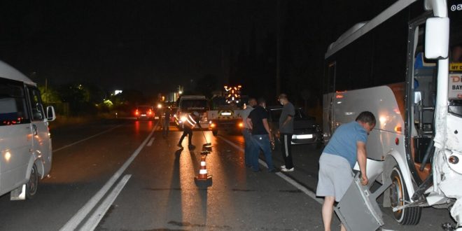 İzmir Kemalpaşa'da trafik kazasında aynı aileden 4 kişi yaralandı