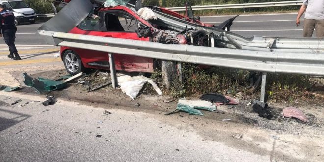 İzmir Torbalı'da trafik kazası otomobil refüje çarptı: 1 ölü, 1 yaralı
