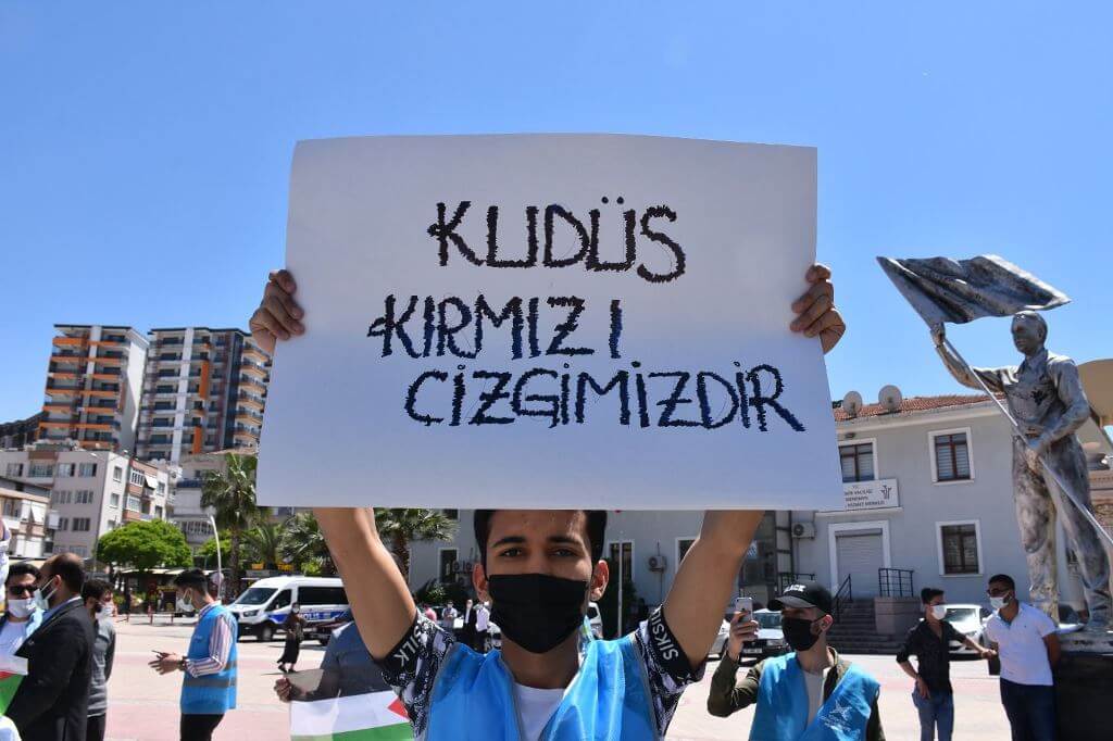 İzmir ve Birçok ilçede İsrail'in Mescid-i Aksa'ya yönelik saldırıları protesto edildi