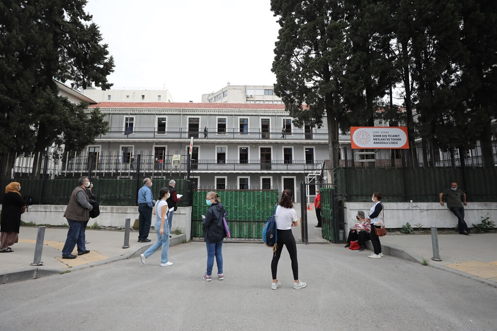 İzmir ve çevre illerde Akademik Personel ve Lisansüstü Eğitimi Giriş Sınavı başladı.