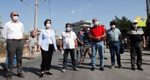 İzmir'de atık depolama tesisinin kapanmasını isteyen bir grup, yol kapatma eylemi yaptı