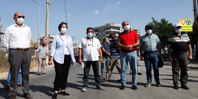 İzmir'de atık depolama tesisinin kapanmasını isteyen bir grup, yol kapatma eylemi yaptı