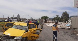 İzmir'de kaldırımda yürürken devrilen tırın altında kalan 2 kişi öldü