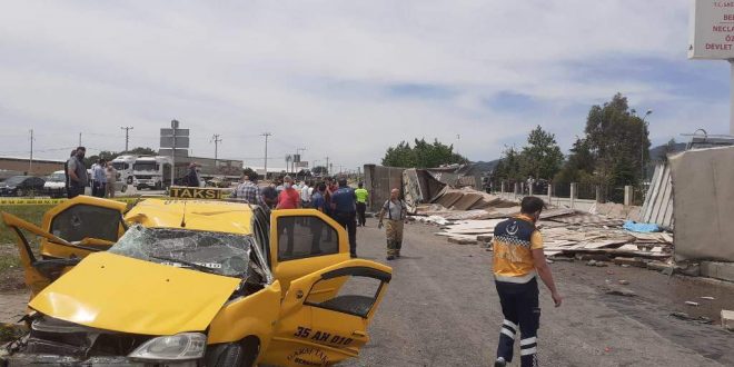 İzmir'de kaldırımda yürürken devrilen tırın altında kalan 2 kişi öldü