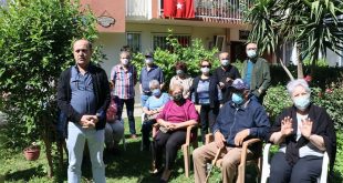 İzmir'de kentsel dönüşüm projelerinin engellendiğini öne süren grup basın açıklaması yaptı