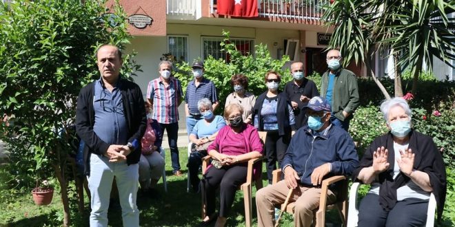 İzmir'de kentsel dönüşüm projelerinin engellendiğini öne süren grup basın açıklaması yaptı
