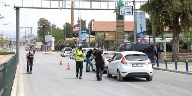 İzmir'de Kovid-19 tedbirleri ve tam kapanma kapsamında denetimler sürüyor. İzmir haberleri