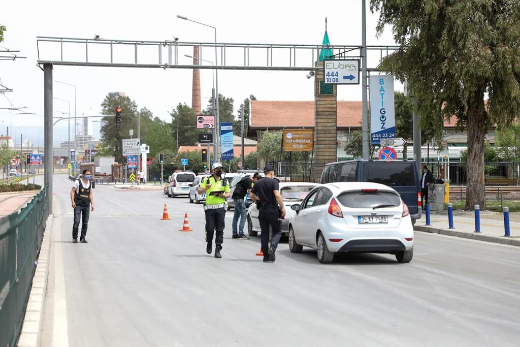 İzmir'de Kovid-19 tedbirleri ve tam kapanma kapsamında denetimler sürüyor. İzmir haberleri