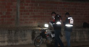 İzmir'de Motosiklet beton duvara çarptı 1 kişi öldü 1 kişi yaralandı