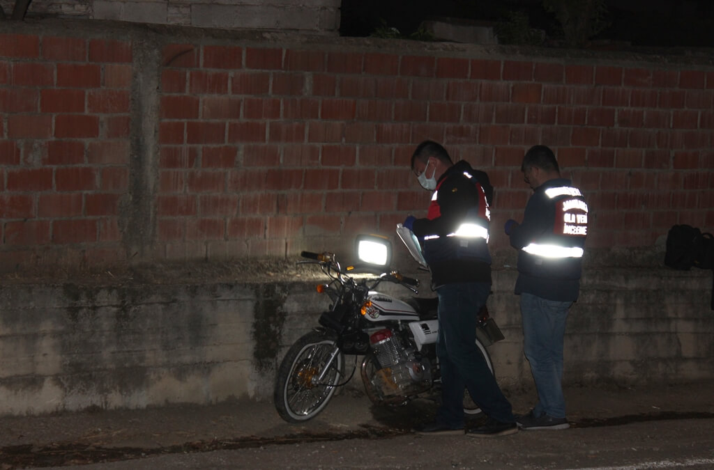 İzmir'de Motosiklet beton duvara çarptı 1 kişi öldü 1 kişi yaralandı