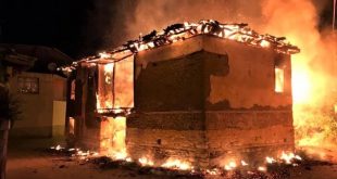 İzmir'de müstakil evde başlayan yangın samanlığa sıçradı yangında 600 balya saman zarar gördü