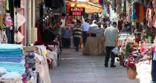 İzmir'de normalleşmenin başlamasıyla Tarihi Kemeraltı Çarşısı'nda iş yerleri açıldı