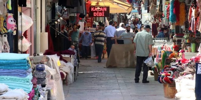 İzmir'de normalleşmenin başlamasıyla Tarihi Kemeraltı Çarşısı'nda iş yerleri açıldı