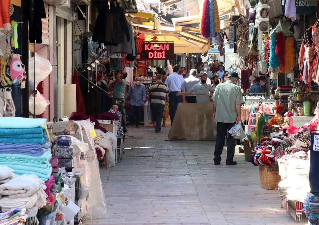 İzmir'de normalleşmenin başlamasıyla Tarihi Kemeraltı Çarşısı'nda iş yerleri açıldı