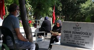 İzmir'de şehit yakınları Kadifekale Hava Şehitliği'ndeki kabirleri ziyaret etti