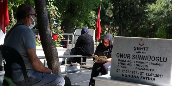 İzmir'de şehit yakınları Kadifekale Hava Şehitliği'ndeki kabirleri ziyaret etti