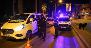 İzmir'de "tam kapanma" süreci denetimlerinde kurallara uymayanlara cezai işlem uygulandı.