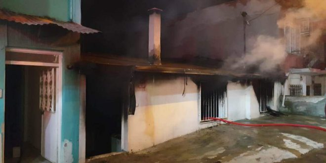 İzmir'in Buca ilçesinde evde çıkan yangında 2 kişi dumandan etkilendi