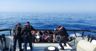 İzmir'in Çeşme ilçesinde açıklarında Türk kara sularına itilen 24 sığınmacı kurtarıldı