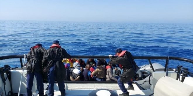 İzmir'in Çeşme ilçesinde açıklarında Türk kara sularına itilen 24 sığınmacı kurtarıldı