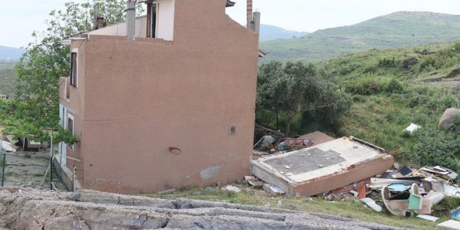 İzmir'in Çiğli ilçesinde zeminde çatlaklar görülen mahalledeki 5 ev daha boşaltıldı