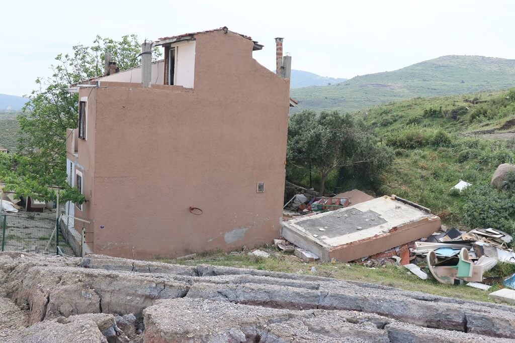 İzmir'in Çiğli ilçesinde zeminde çatlaklar görülen mahalledeki 5 ev daha boşaltıldı