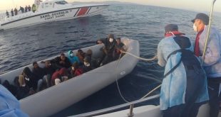 İzmir'in Dikili ilçesinde Türk kara sularına itilen 21 sığınmacı kurtarıldı