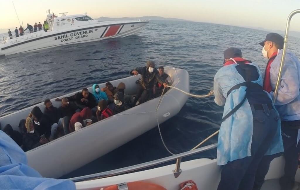 İzmir'in Dikili ilçesinde Türk kara sularına itilen 21 sığınmacı kurtarıldı