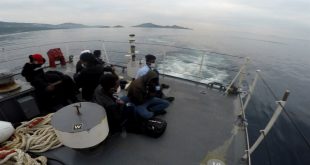 İzmir'in Dikili ilçesinde Türk kara sularına itilen 8 düzensiz göçmen kurtarıldı