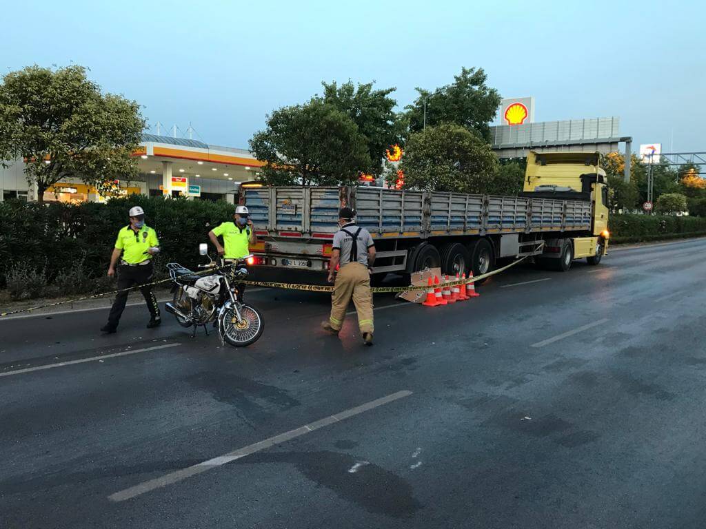 İzmir'in Gaziemir ilçesinde tırla çarpışan motosikletin sürücüsü öldü