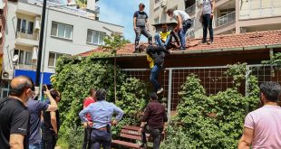 İzmir'in ilçelerinde izinsiz gösteri yapmak isteyen 20 kişi gözaltına alındı.